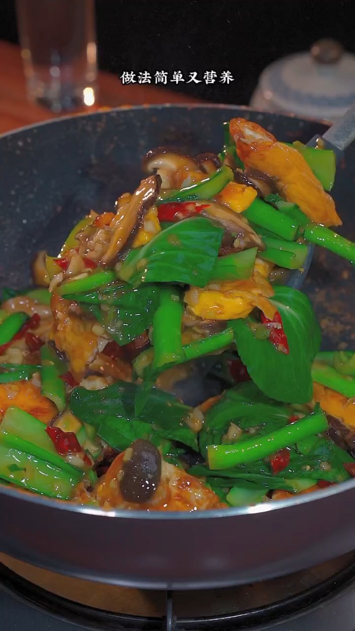 以后鸡蛋买回来不要在直接就吃,你就像我这样做个香菇油菜炒鸡蛋