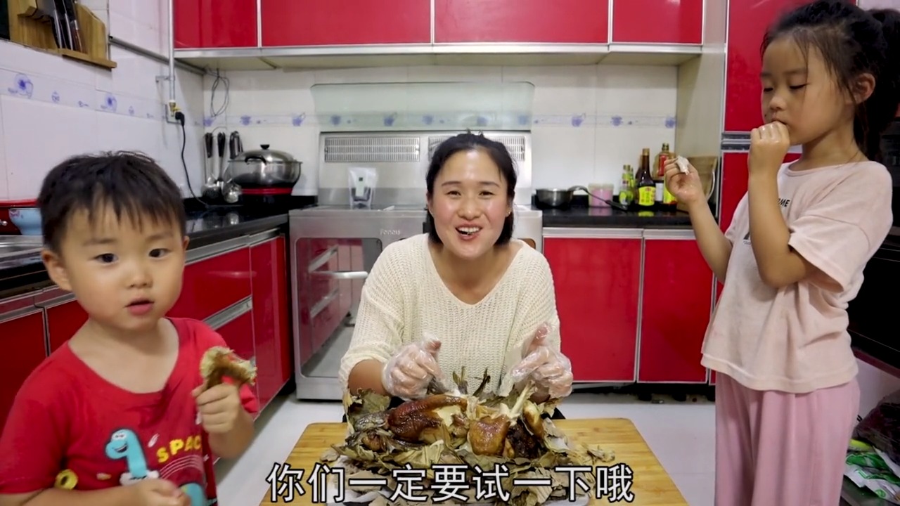 #美食#一片荷叶,一抔黄土,香喷喷的叫花鸡,嫩滑多汁, 直流口水