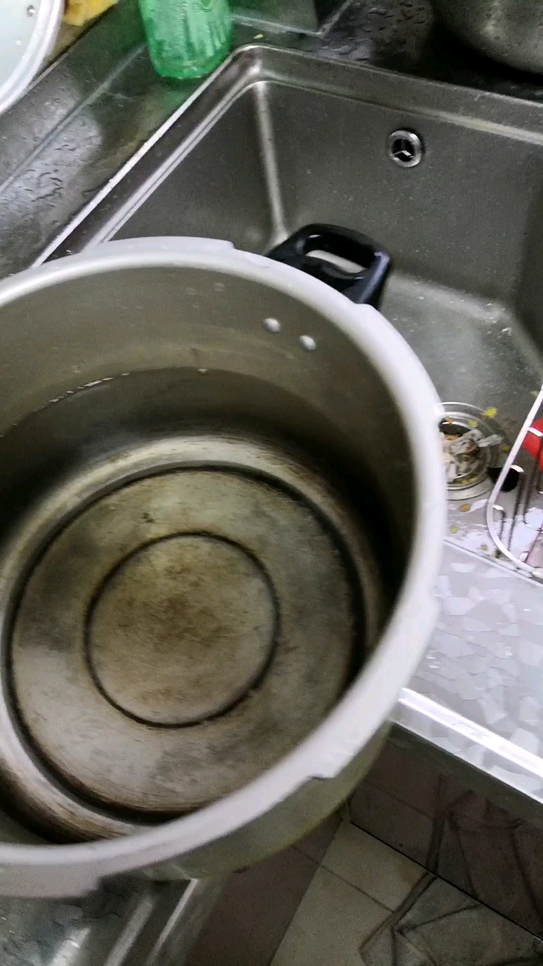 我的炖鸡汤方法 料酒 葱姜黄芪木耳 山药海参慢慢炖将近六年老母鸡估计要炖五小时哈
