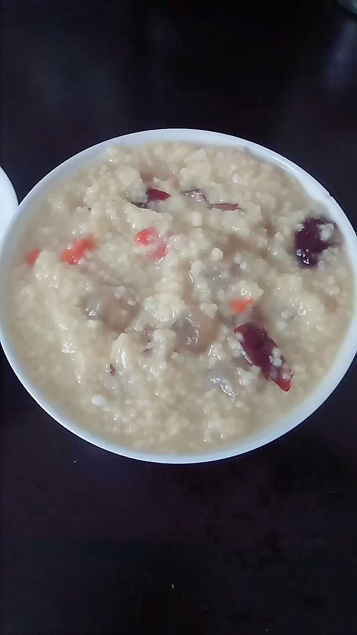 #食神大PK#[营养早餐]小米红枣枸杞桂圆粥,很甜,有减肥,安神,补血,养胃的功效。。。