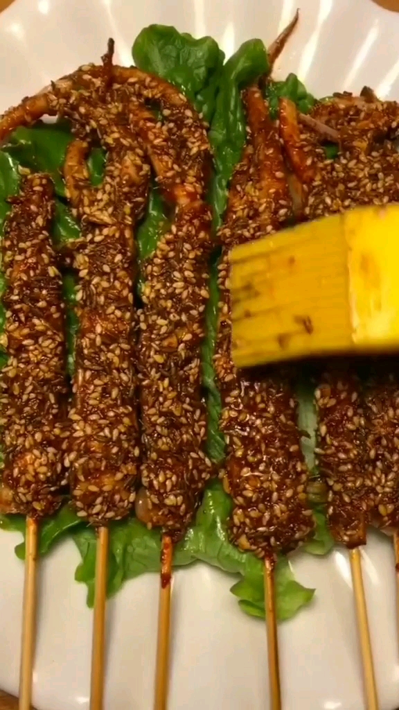 街边鱿鱼串做好了