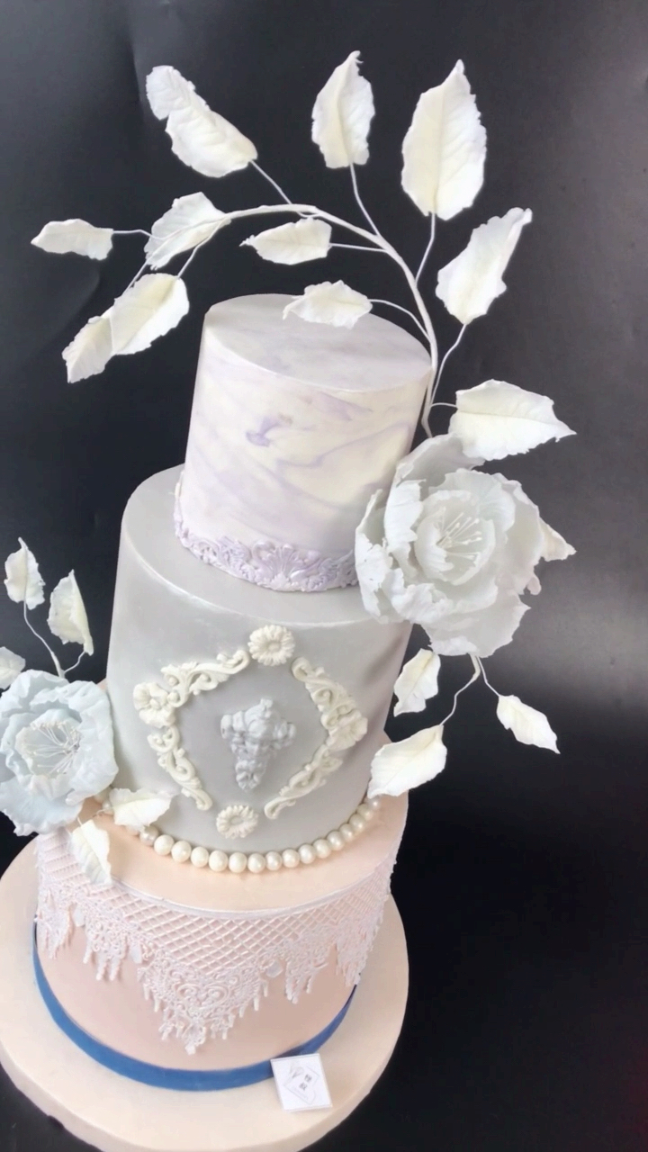 #寻找最牛手艺人#手工捏塑巧克力生日蛋糕,手工捏塑巧克力花卉,口感软糯,婚礼甜品台摆台蛋糕