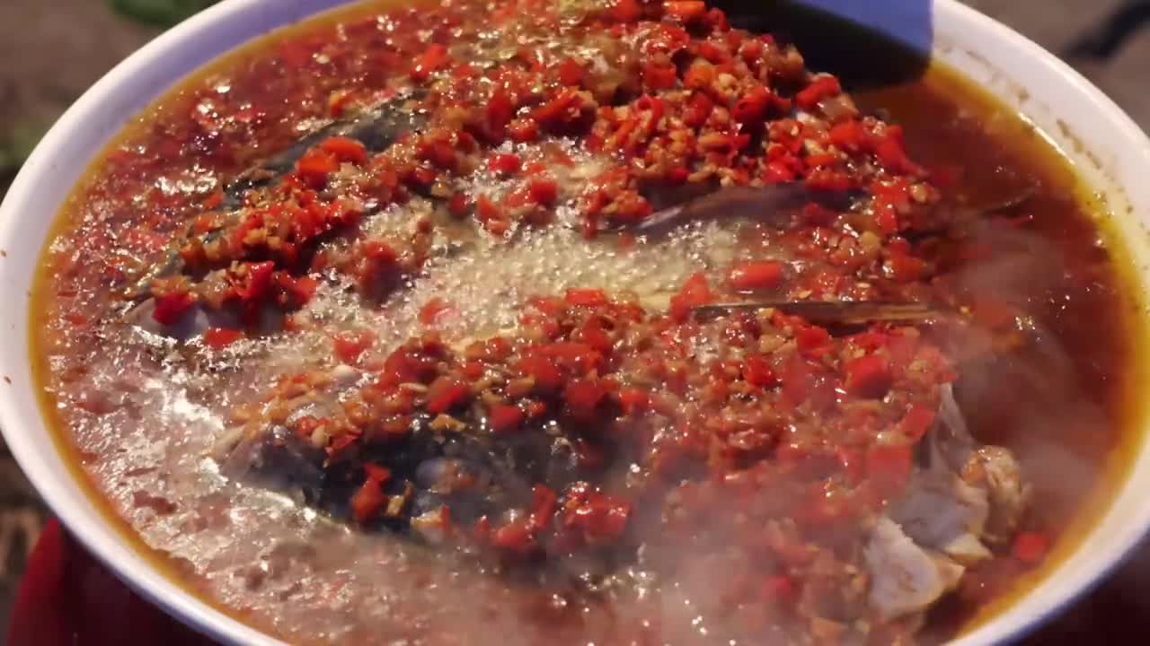 用自己炒的剁椒酱做一道剁椒鱼头,鱼肉鲜嫩,非常入味,很好吃