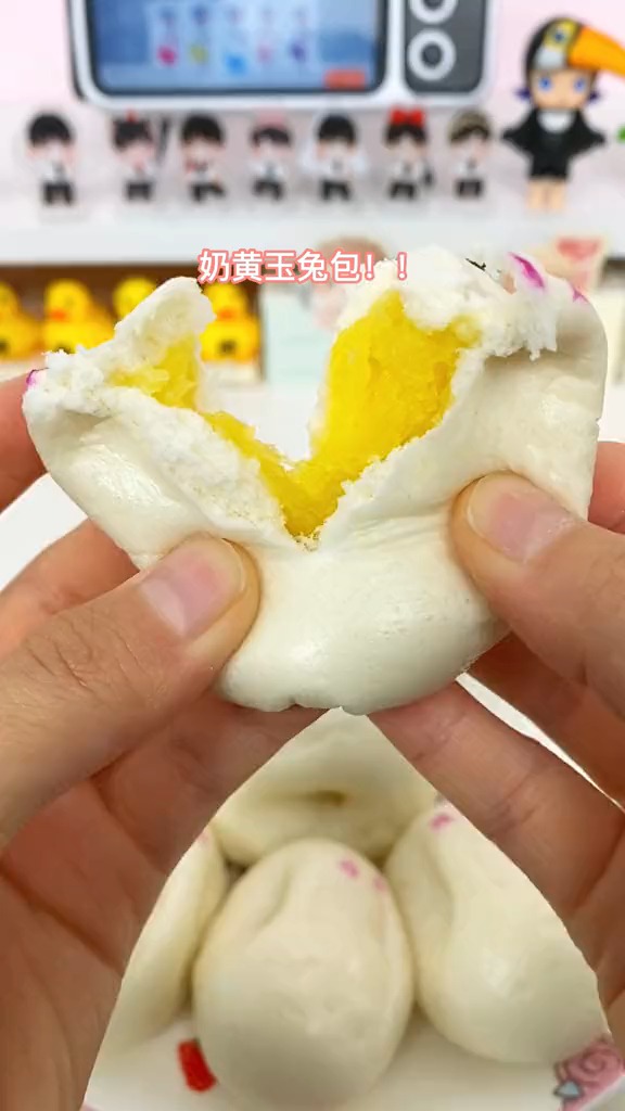 吃奶黄包吗?吃可可爱爱的玉兔奶黄包吗?一口就爱上