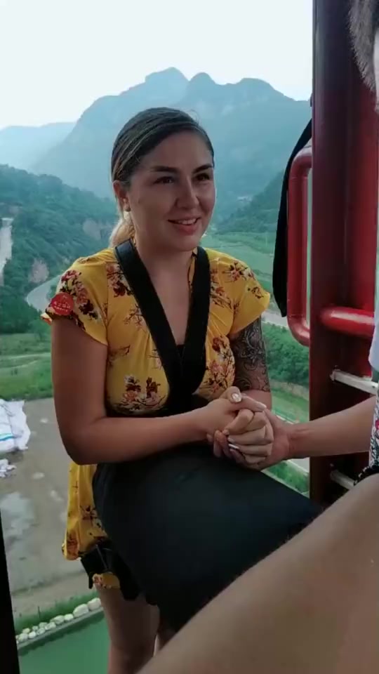#搞笑段子#俄罗斯美女来蹦极了,看胳膊上的纹身就知道她能行