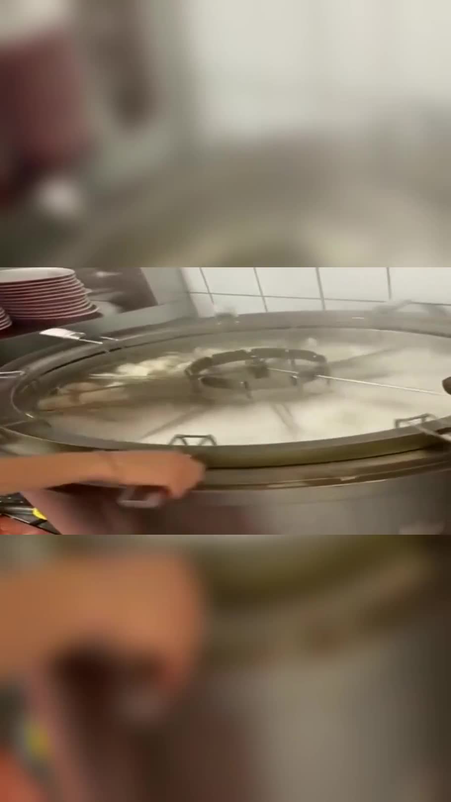 饺子馆是这样煮饺子的,这效率真高,看的我都饿了!