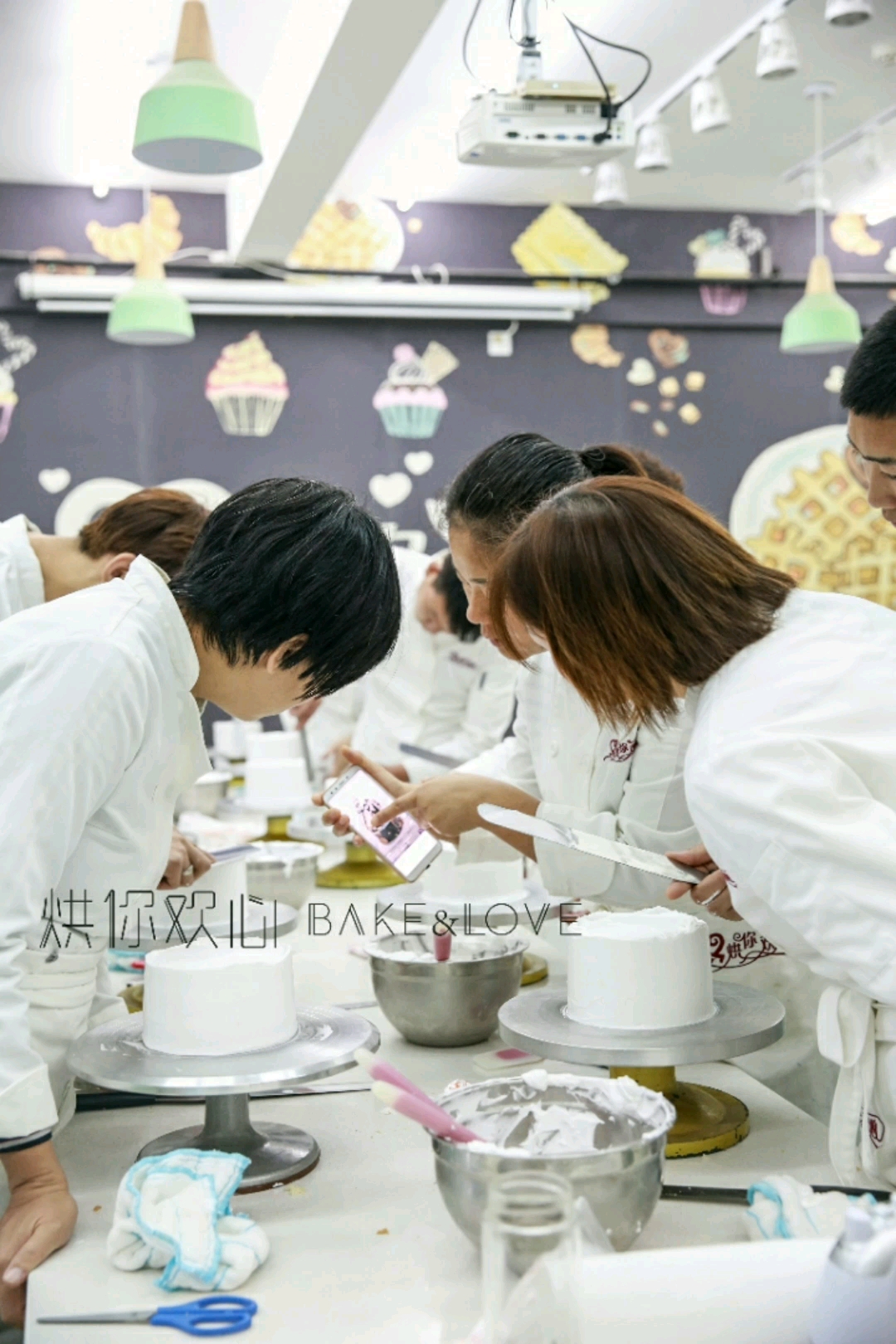 #生日蛋糕#给大家康康我们的教学课堂,学员们都在用心做着属于自己的成果