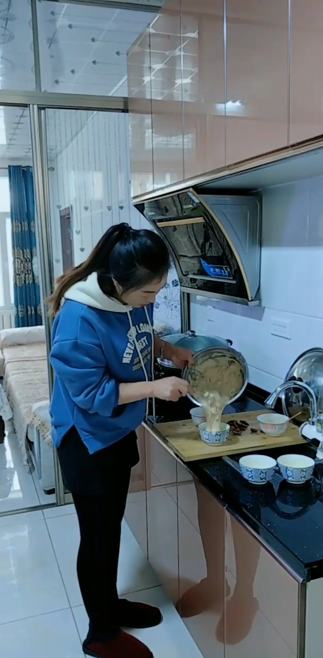 红糖开花大枣馒头,发好的面放碗里蒸20分钟
