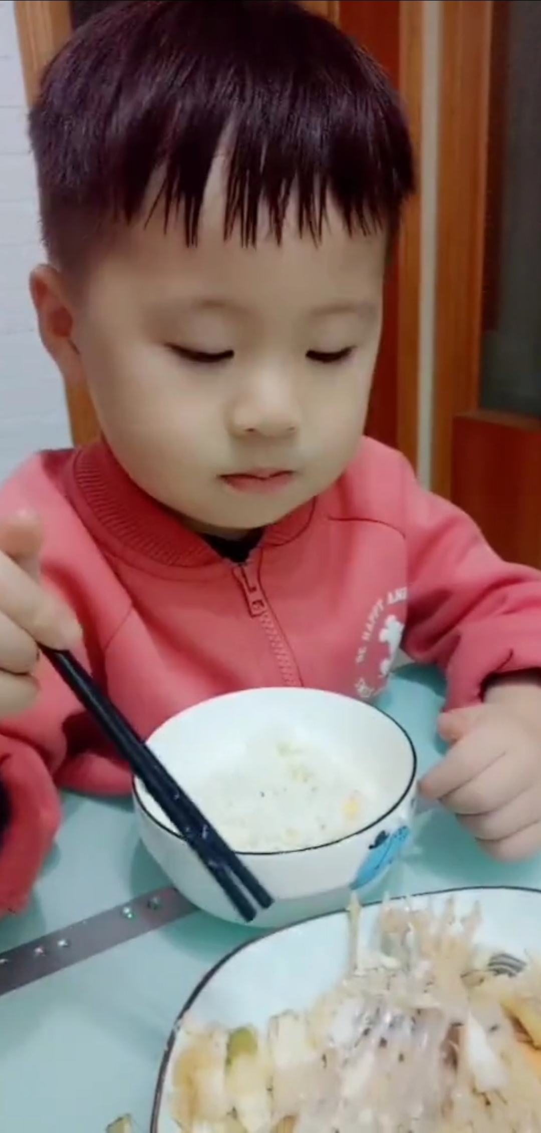 有宝妈问给孩子吃什么鱼,有金昌鱼、黄花鱼、舌头鱼、多春鱼、鳕鱼,今天做的庸鲽鱼