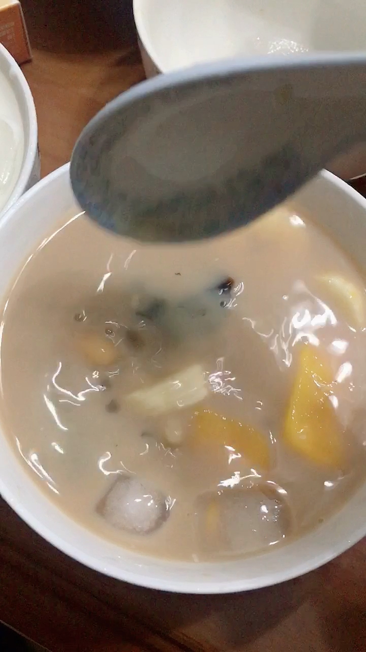 纯手工芋圆,紫薯圆,黄薯圆,芒果,香蕉,西米,冰块。龟苓膏,阿萨母,纯奶