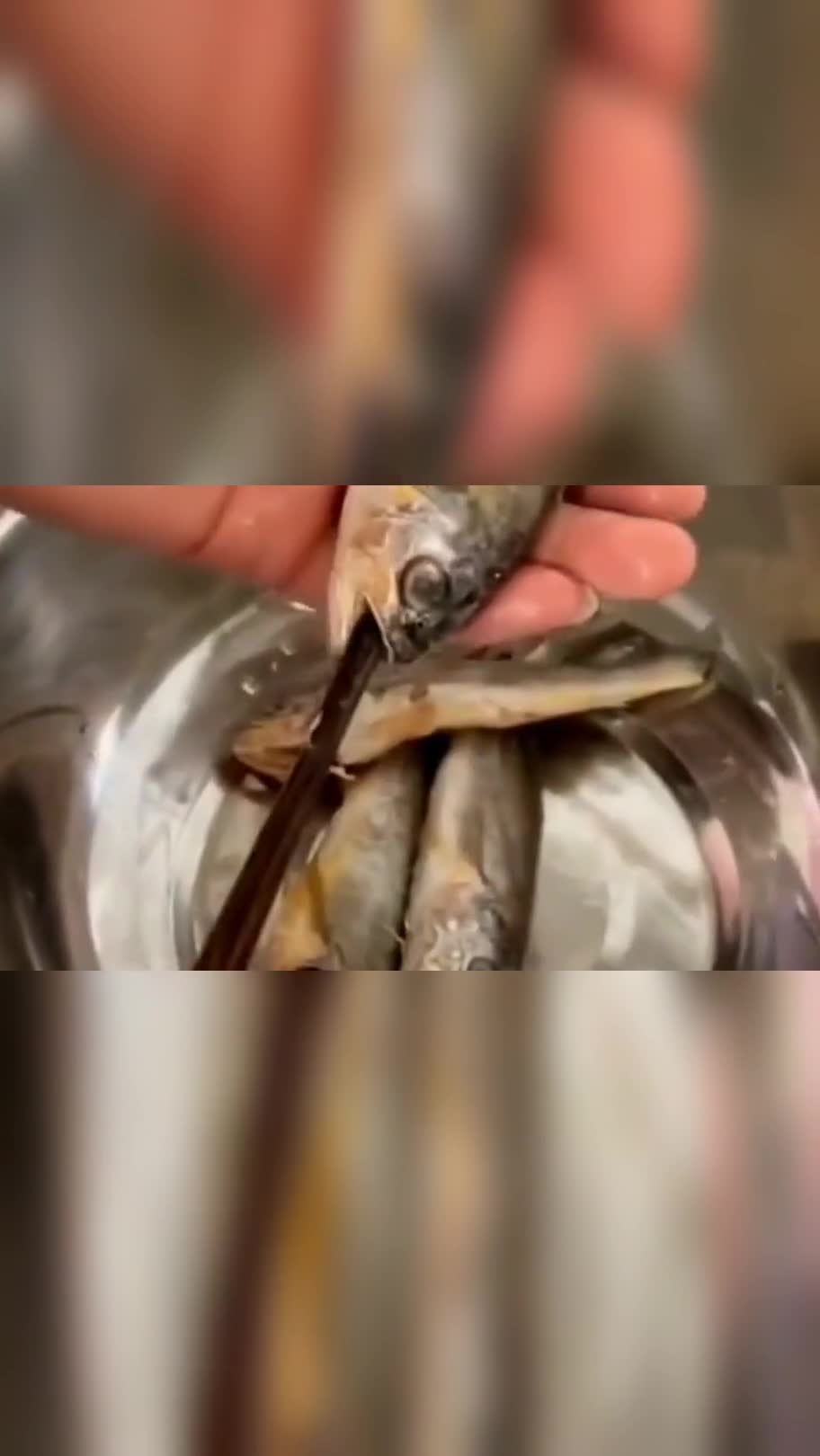 东北小哥教你快速处理黄花鱼,只需要一只筷子,就能清理干净里面的内脏!