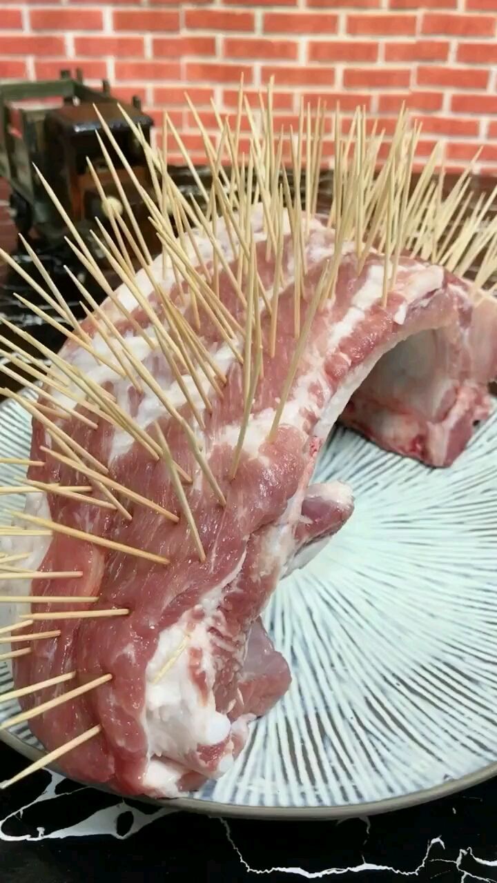 红烧土豆排骨做法:排骨剁块焯水洗净,锅烧油放姜,豆瓣酱炒香下排骨,生抽,老抽,蚝