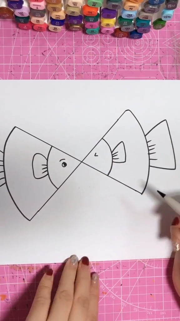 简笔画接吻鱼,先画个蝴蝶结