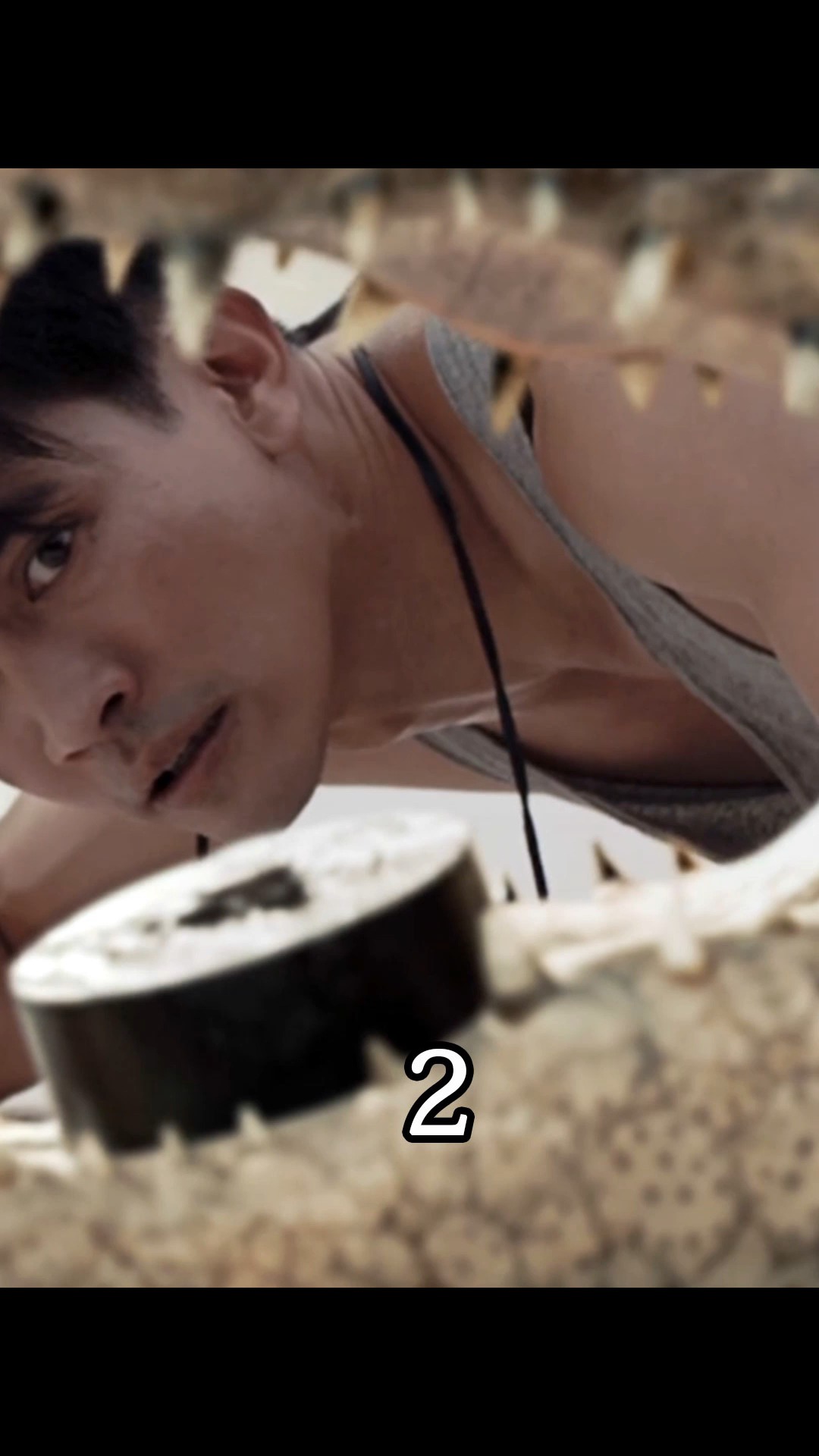 #鳄口逃生#一男一女被困6米深的泳池,旁边还有一条大鳄鱼!上演鳄口逃生