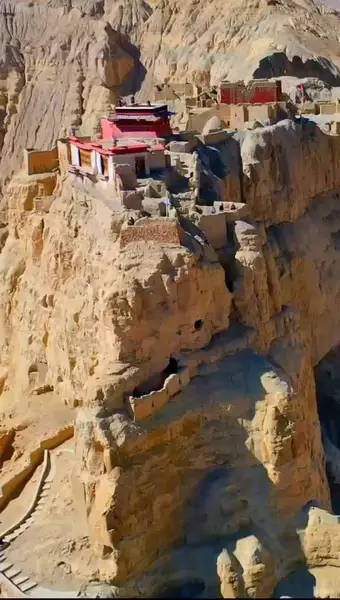 一个神秘的地方,扎达古格王朝,强盛700年,却在300年前一夜消失,他们究竟去哪里了。