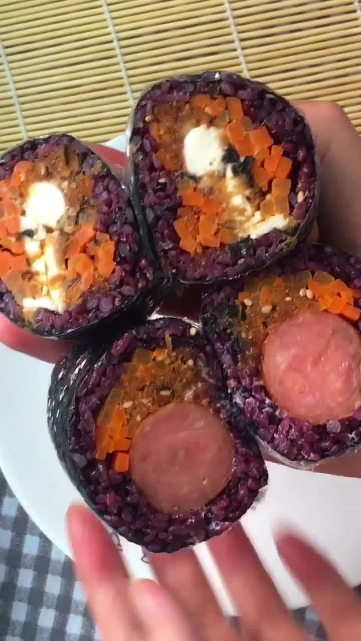 紫米包饭,我放了烤肠、胡萝卜、宝宝爱吃的海苔肉松,好吃到飞起哦