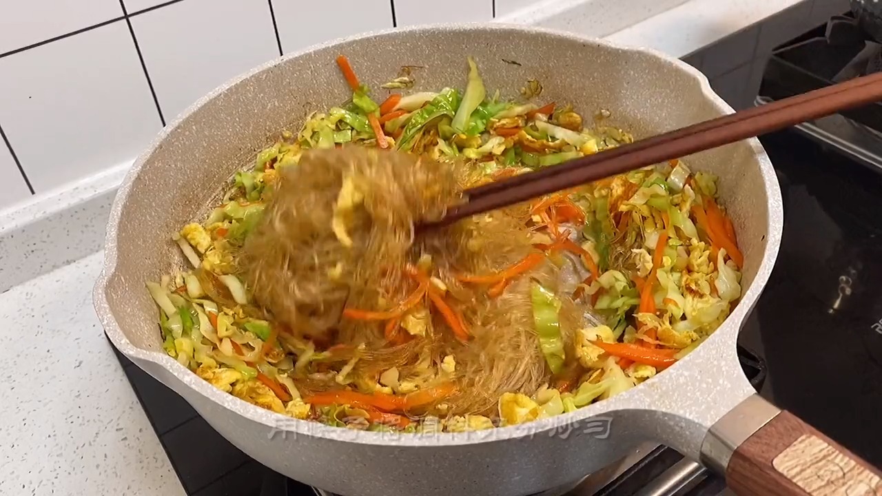 今天老婆相吃包菜炒粉丝,再搭配鲜蒸汽粥,简单又满足