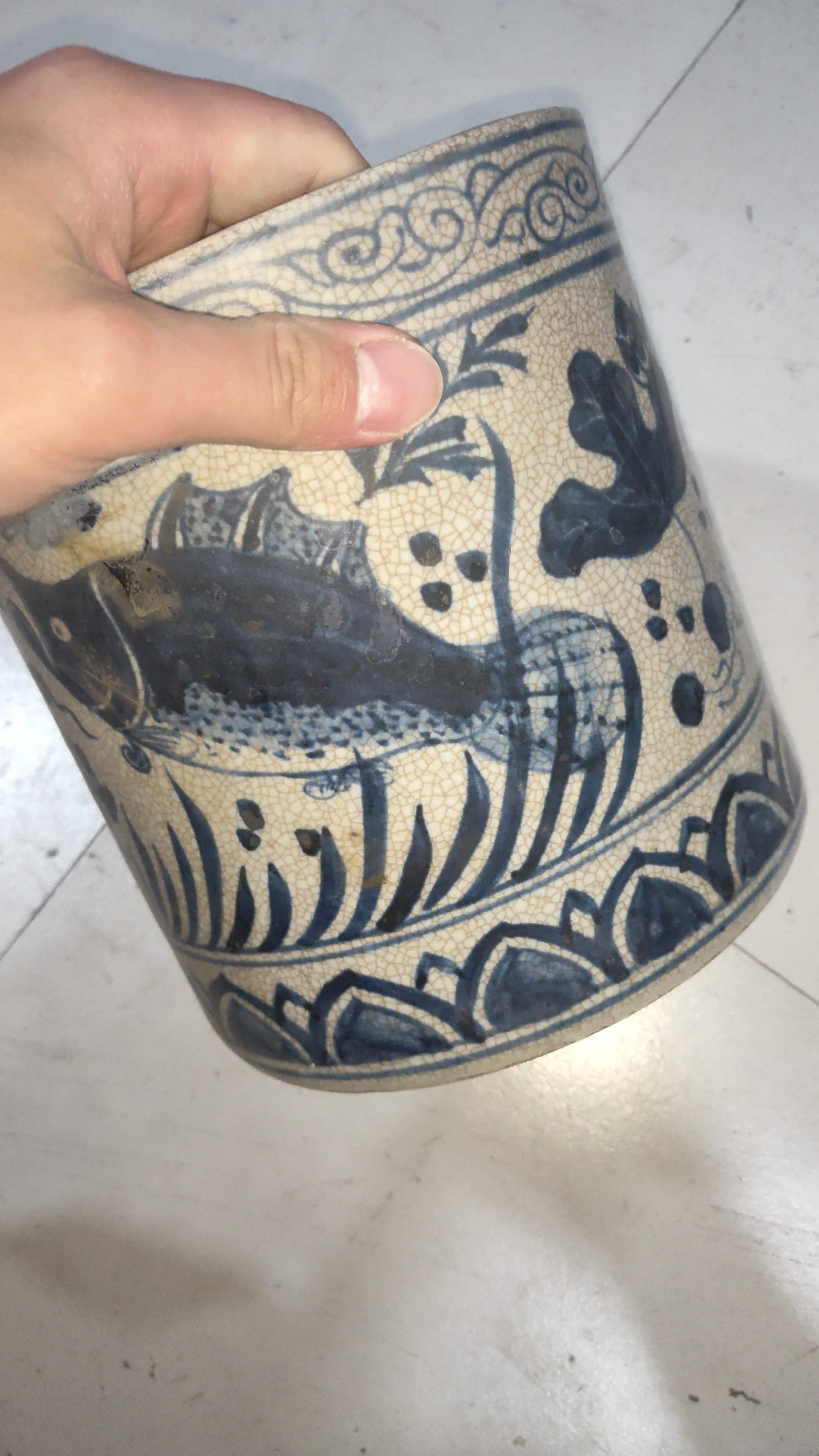 青花手绘鱼纹笔筒。