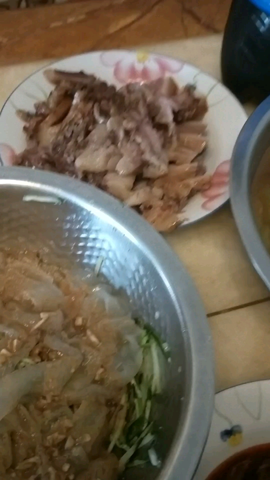 儿子的手艺,胖头鱼炖豆腐,酱烧鸡爪,黄瓜拌粉皮,猪头肉。味道不错