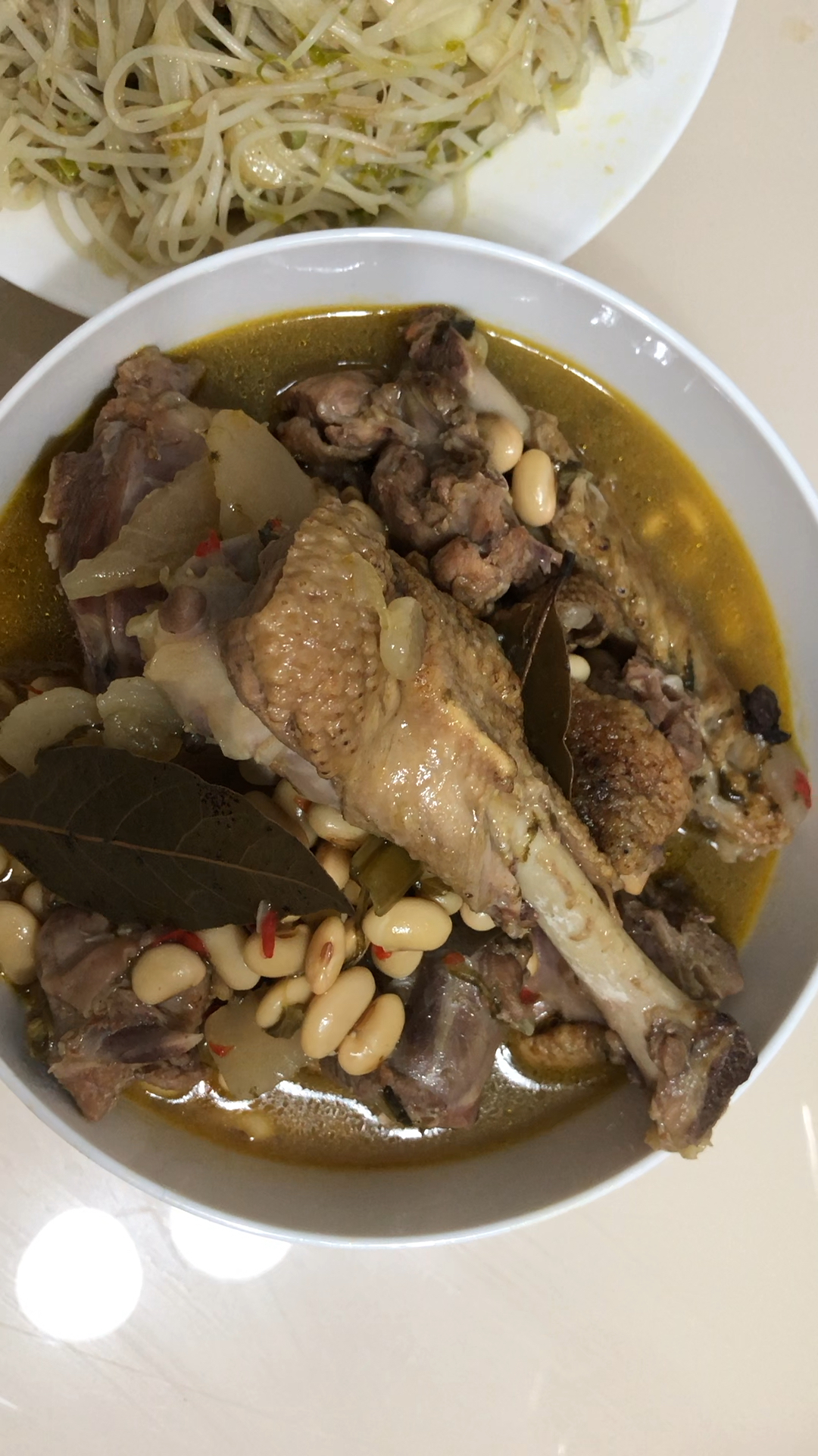 好吃的酸萝卜黄豆鸭子汤,