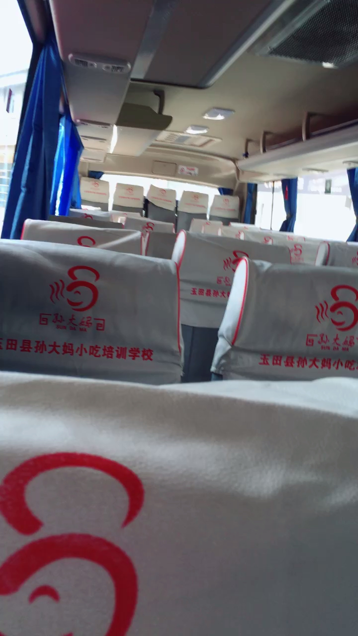 现在没有人坐大巴车了吗,这么大的车里只有我们两个人,只能说太爽啦
