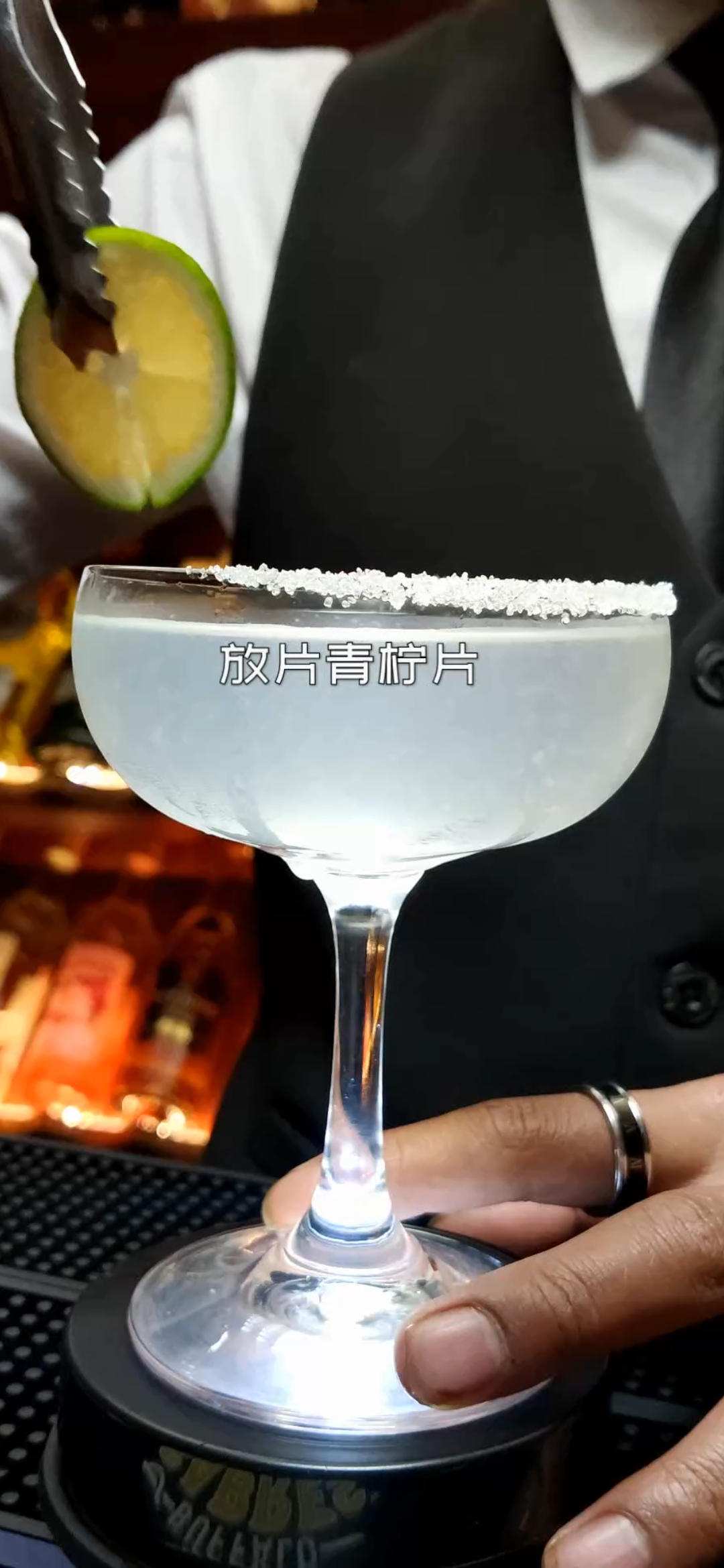 #调酒师#烈焰之吻,经典鸡尾酒教程?因其接触到嘴唇有一种强烈的灼热感!故此得名!