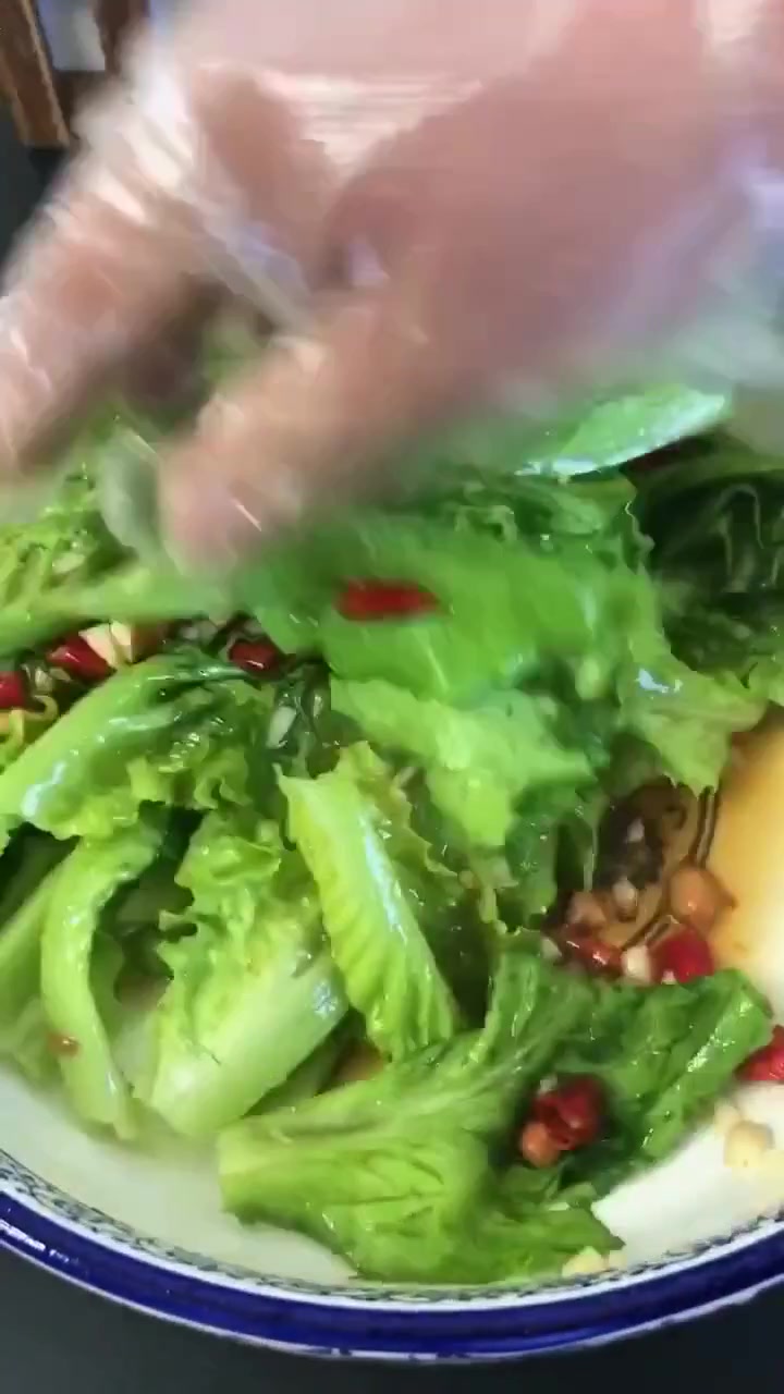 夏天多吃点凉拌菜,对身体好。