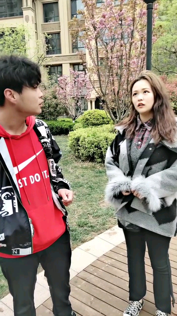 #搞笑段子剧#鸡腿是前腿好吃还是后退好吃呢？