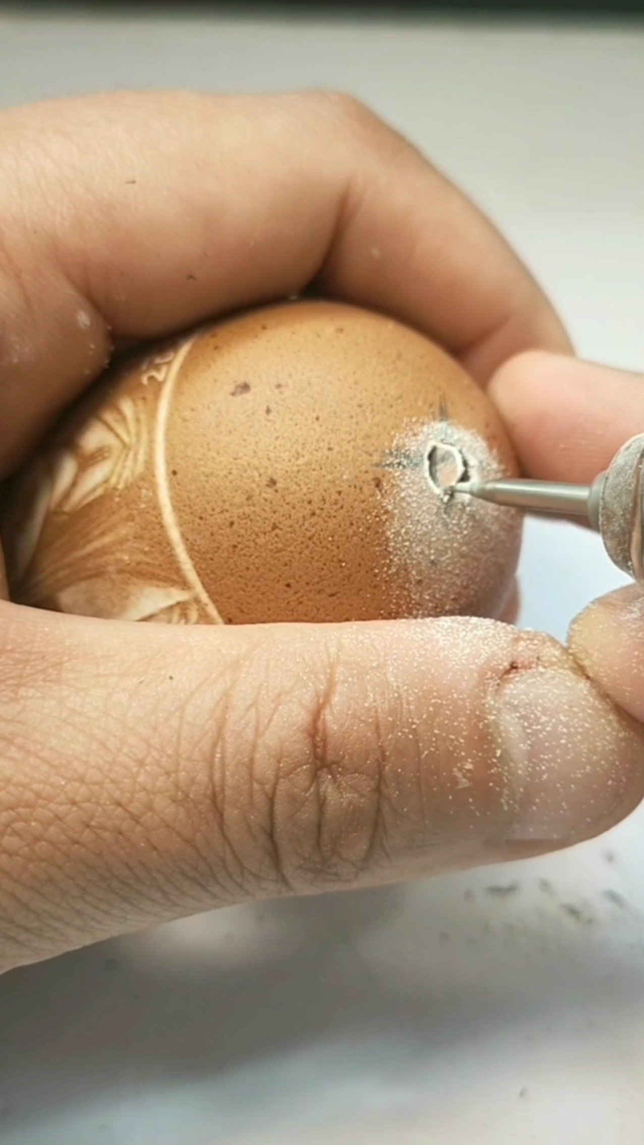 电钻在鸡蛋上作诗作画针管取蛋液