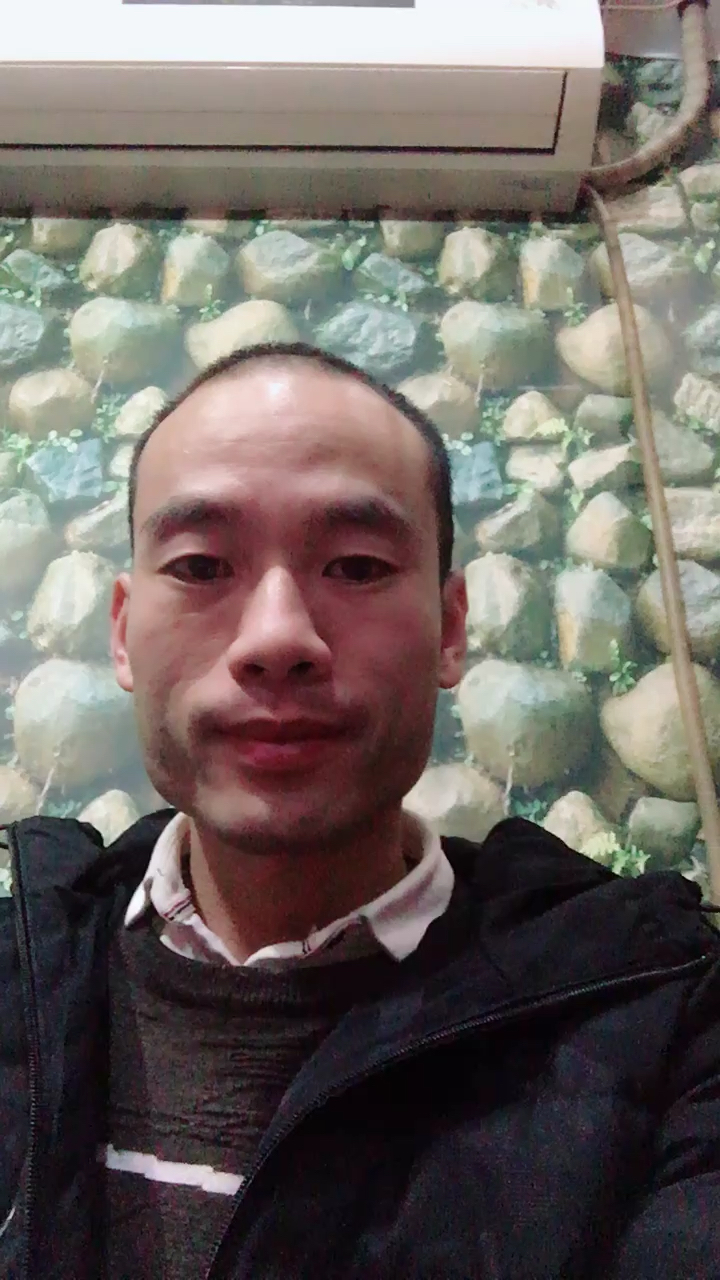 智利莱纳佳美娜葡萄酒,酒精度13.5度,口感柔顺,醒酒约五分钟,推荐指数五颗星