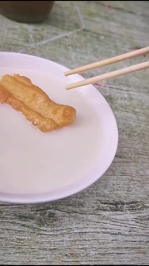 #搞笑段子#早餐绝配当属豆浆油条,健康营养又好吃,老外吃了都叫好