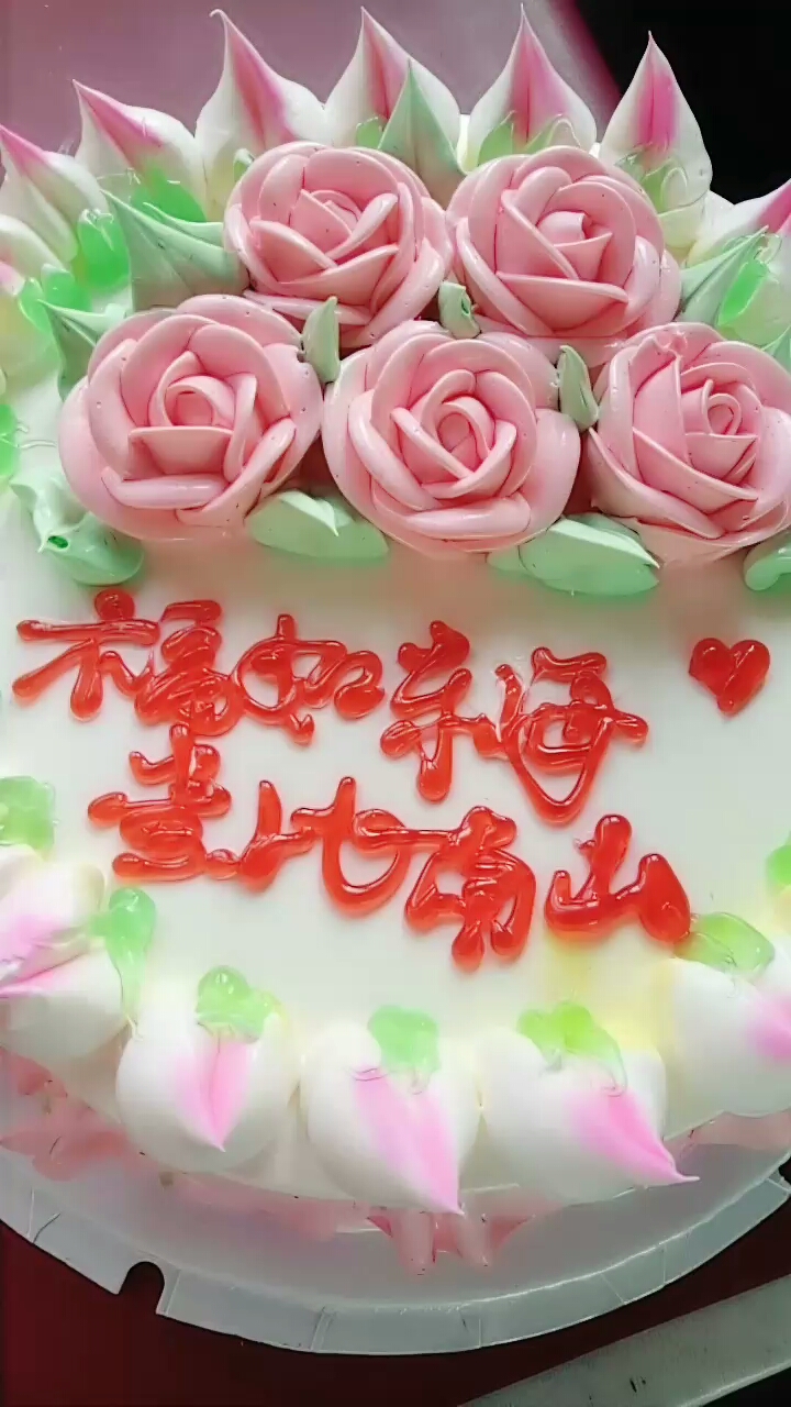 婆婆66了,抱着孙子切蛋糕高兴的,祝婆婆妈身体康健,多福多寿!让我们小辈多尽孝心