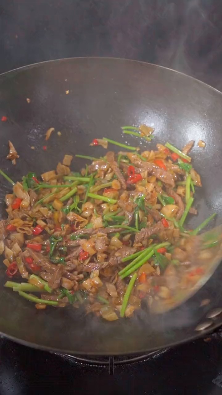#美食记#做一道湖南人爱吃的白辣椒炒牛肉,有的地方又叫爆辣椒,味道 微脆 微辣 微酸