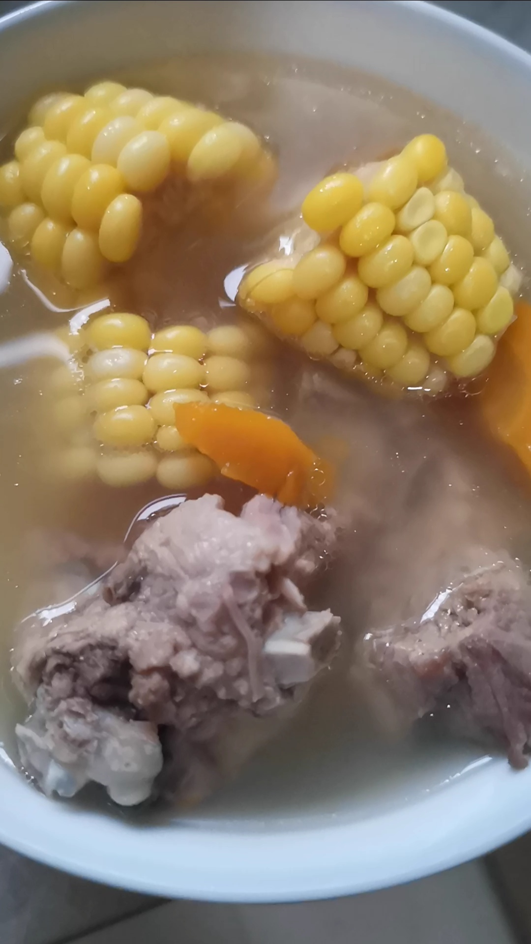 #美食#玉米排骨汤,排骨焯水加玉米胡萝卜姜片,适量白酒和盐,高压锅20分钟,甘甜下火