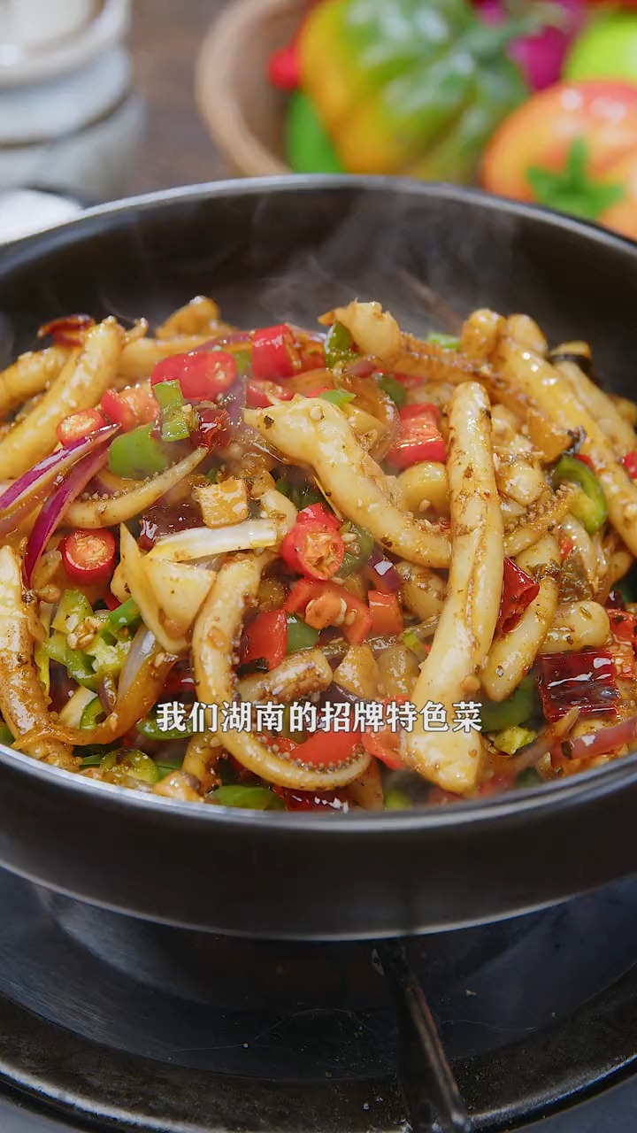 #美食#我们湖南的招牌特色菜紫苏干锅鱿鱼,香辣入味又下饭,比饭店的还好吃。