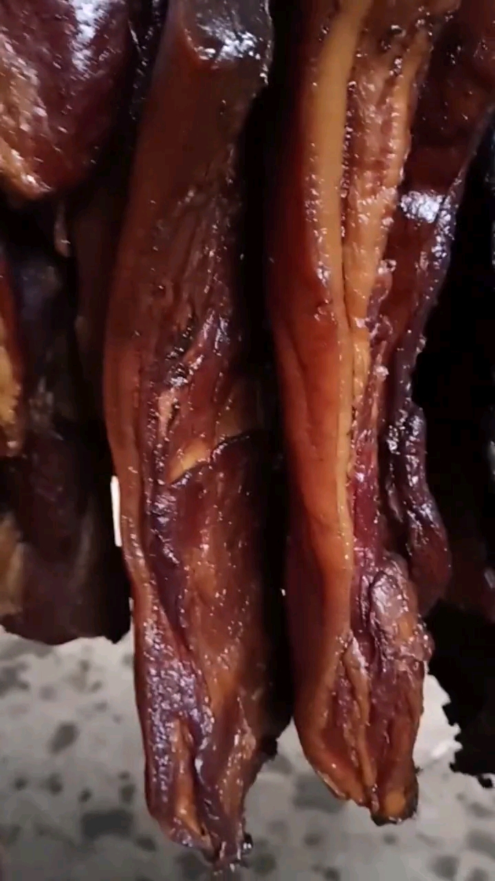 正宗四川树枝烟熏五花腊肉,传统做法不加火硝原来的味道!