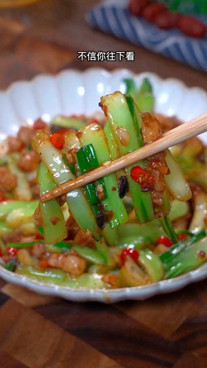 #美食#这样做的白菜梗炒肉,香辣爽口