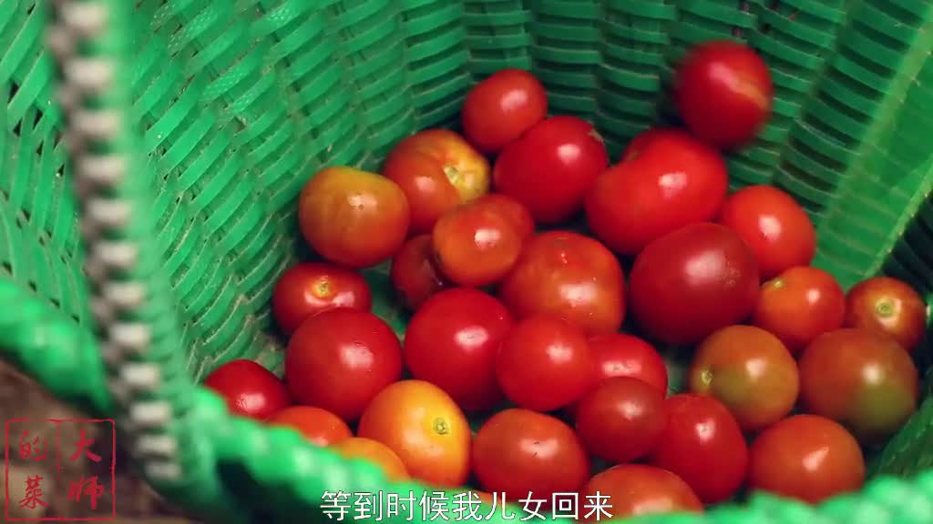 贵州的苗家寨里流传着千年手艺制作的酸汤鱼好吃到汤都喝光