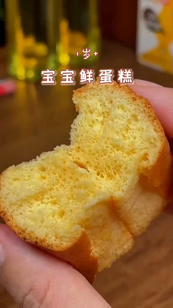 今天女儿的早餐是两块鲜蛋糕和一杯奶