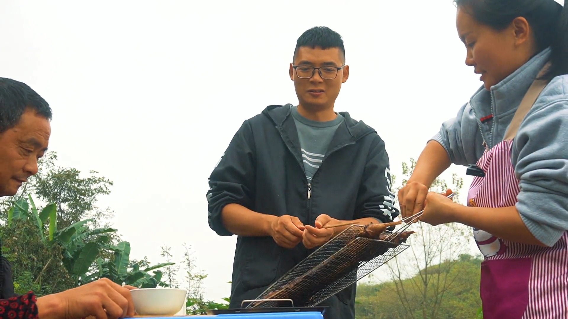 #美食记#立冬养膘季,在家给老爸安排炭火烤兔,焦香焦香,吃爽了