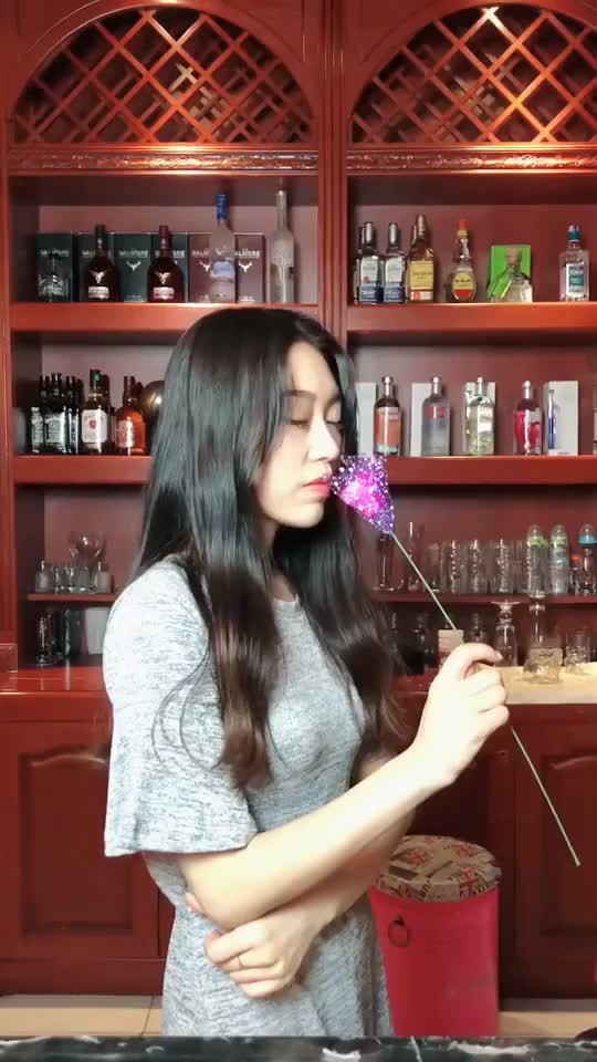 最浪漫的鸡尾酒红粉佳人:蛋清金酒柠檬汁红石榴糖浆
