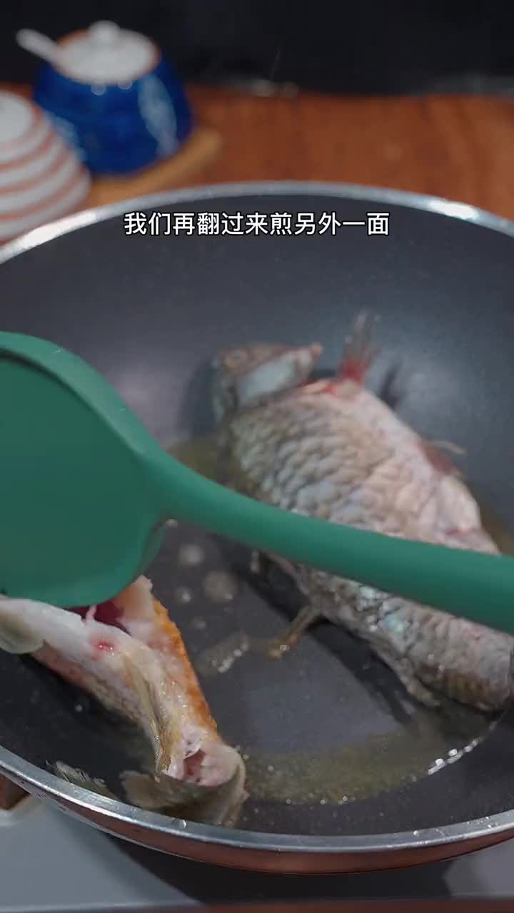很多人鲫鱼汤做不好,今天你试试我这个方法,孩子能和三大碗