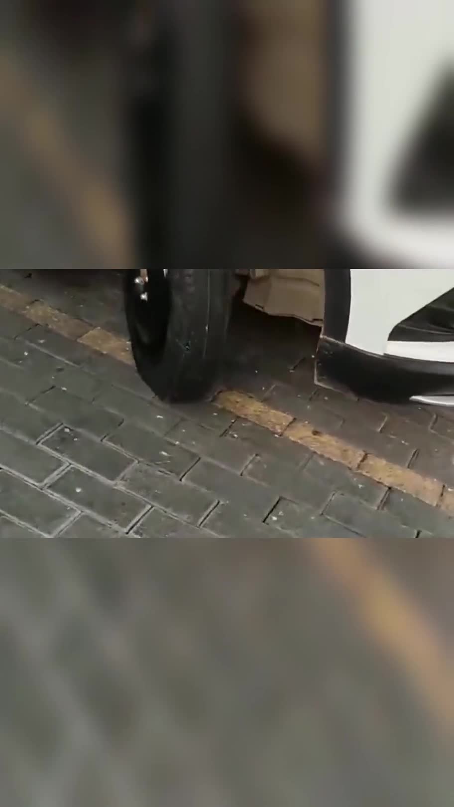 停车区看到的汽车,这轮胎是怎么回事?饿瘦了吗?