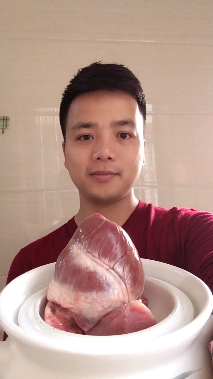 今天这个汤,非常适合冬天喝,小孩晚上咳嗽,睡眠不好,有很好的食疗作用