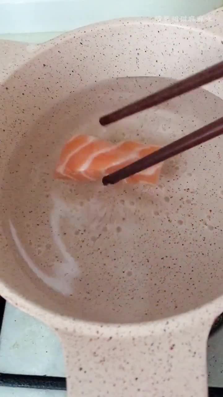 三文鱼松,我都炒出鱼油了,可以补充DHA,促进钙吸收。喜欢关注我吧宝宝辅食分享