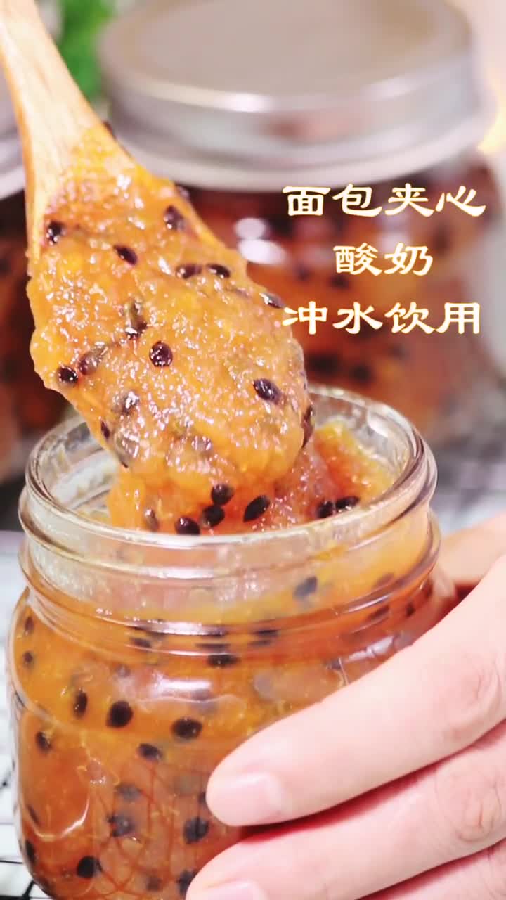 面包夹心。酸奶。冲水饮用