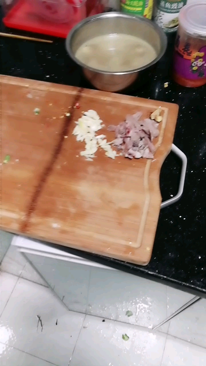 爆炒小鱼干。