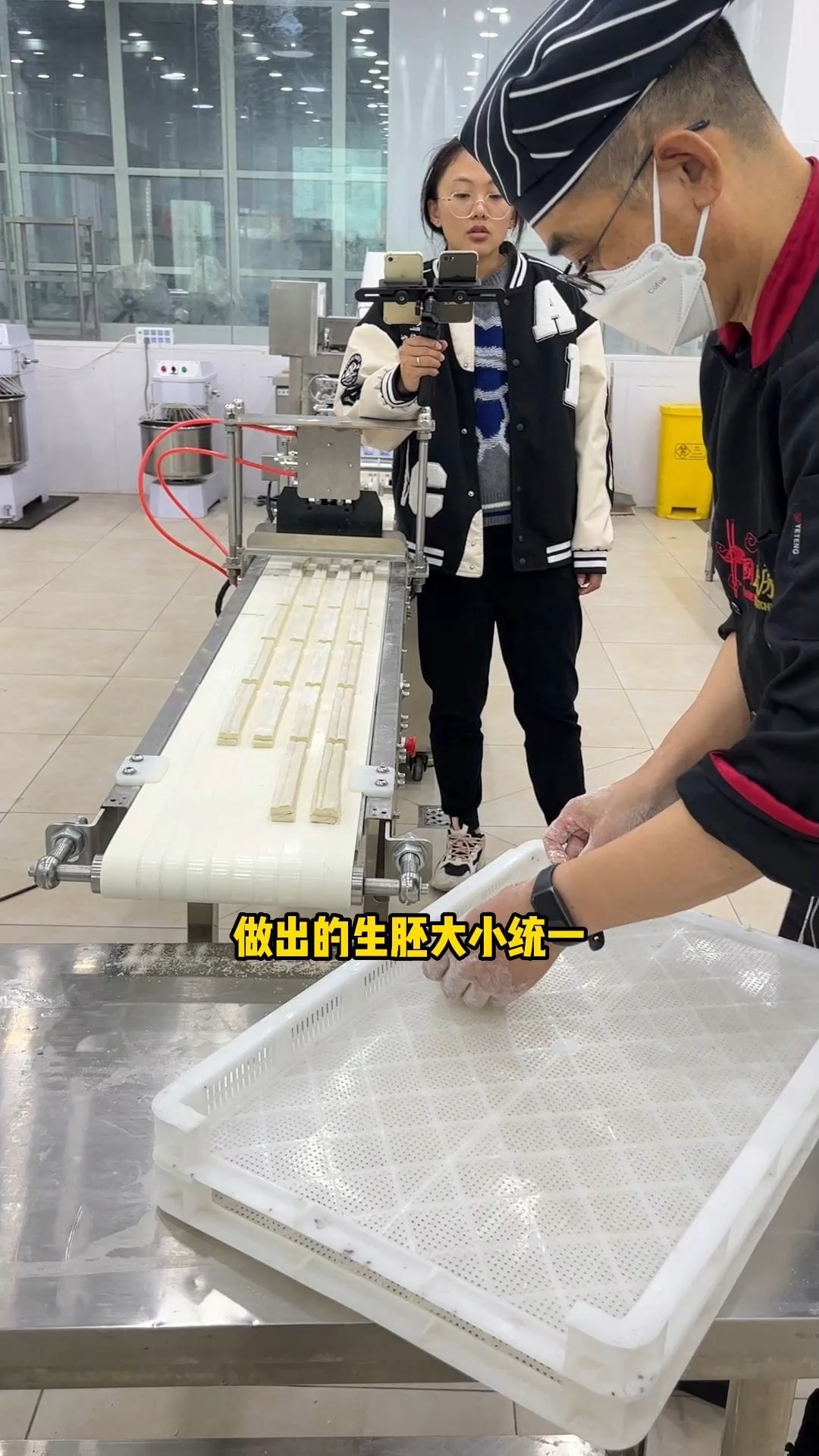 全自动油条机,一个小时做2000多根生胚油条,省时省力