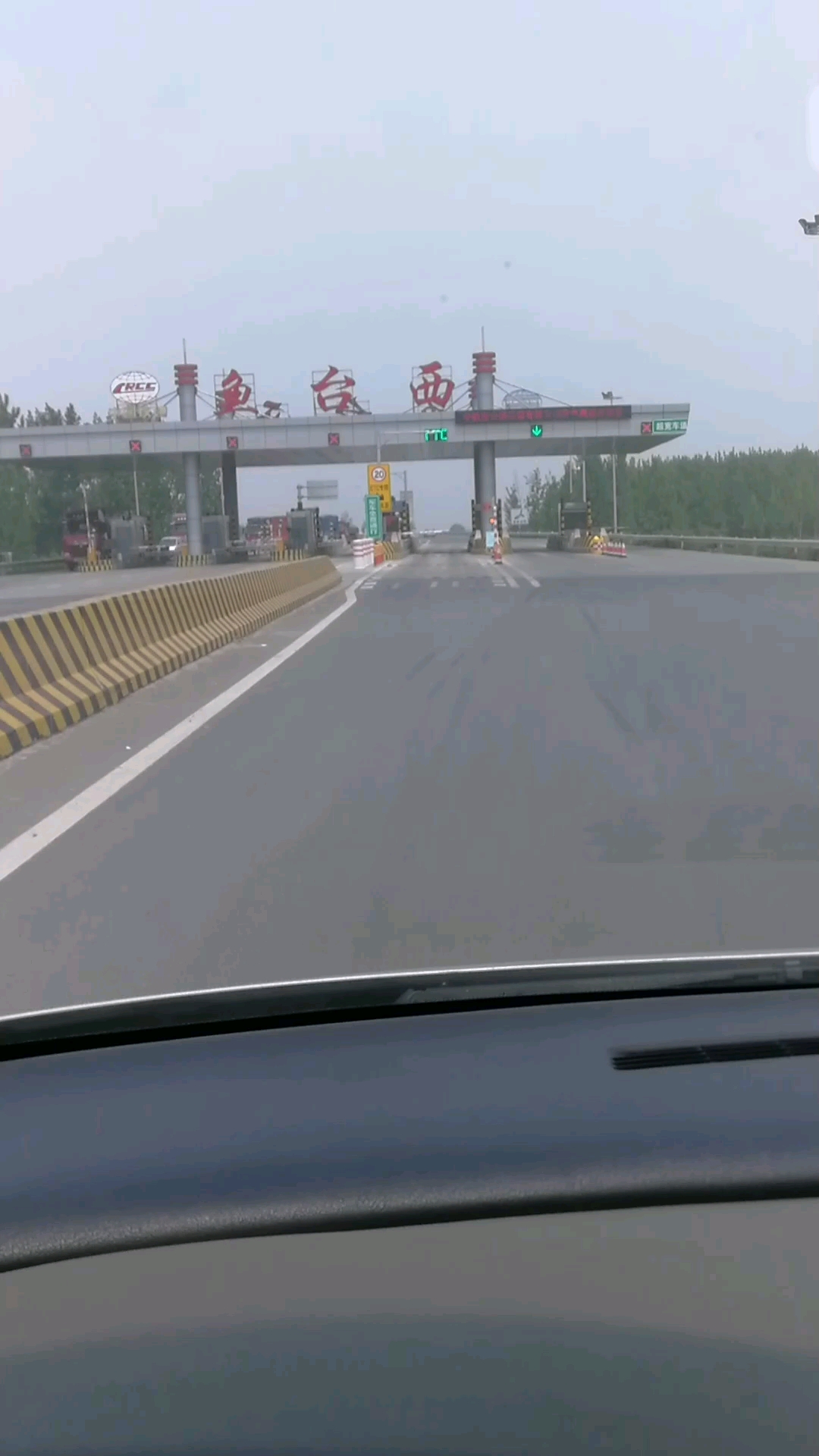 济鱼高速管理混乱,我有ETC每次都上不去,上路出高速都要再排队,我电话反应好多次