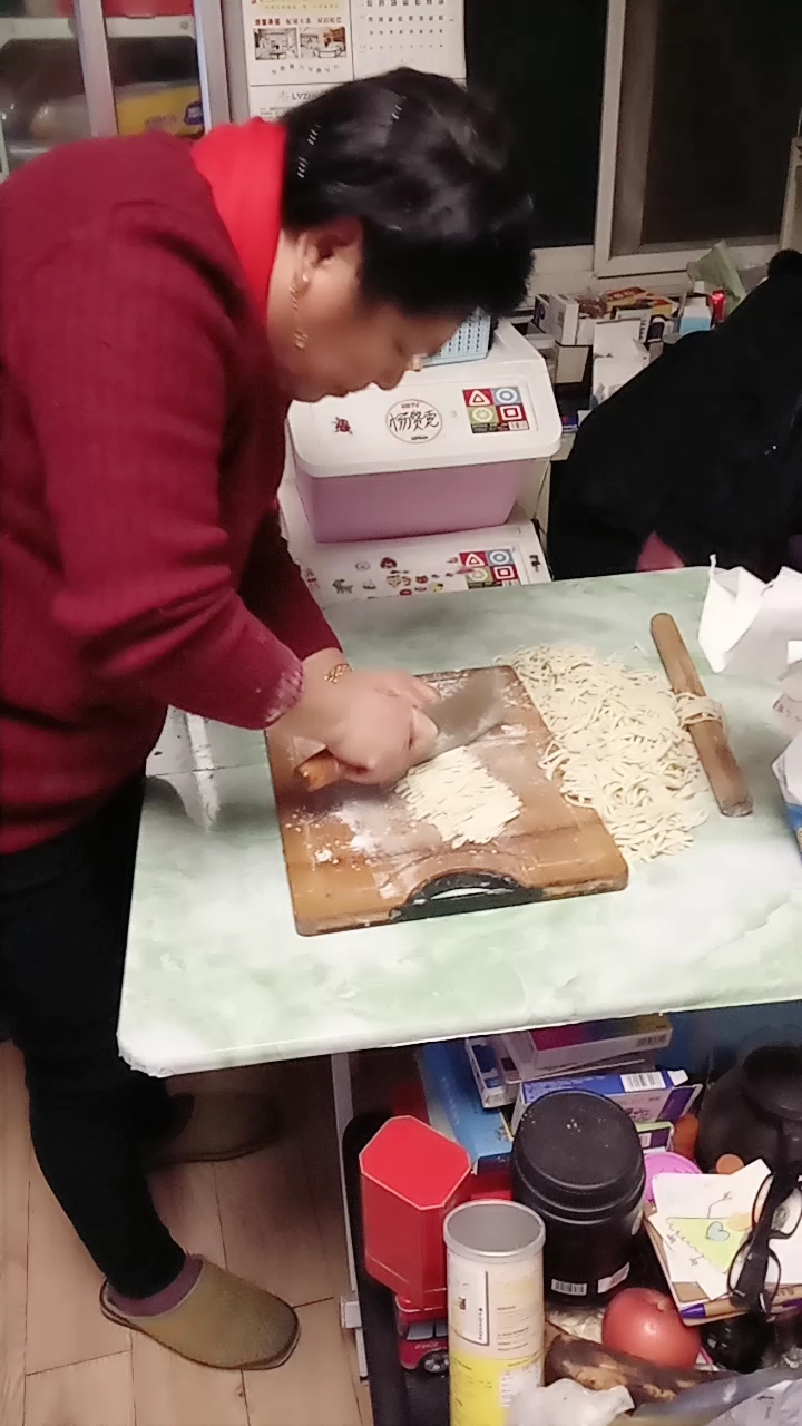 传统的手擀面,现在会的人不多了。